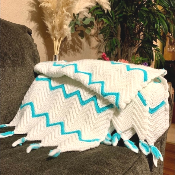 Vintage Handmade Crochet White & Blue Throw w/ Tassels, Chevron Pattern - Picture 1 of 6